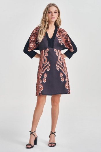 Vestido Curto em Sarja