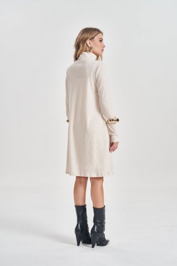 Vestido Curto em Tricot com Gola Alta e Costura Frontal